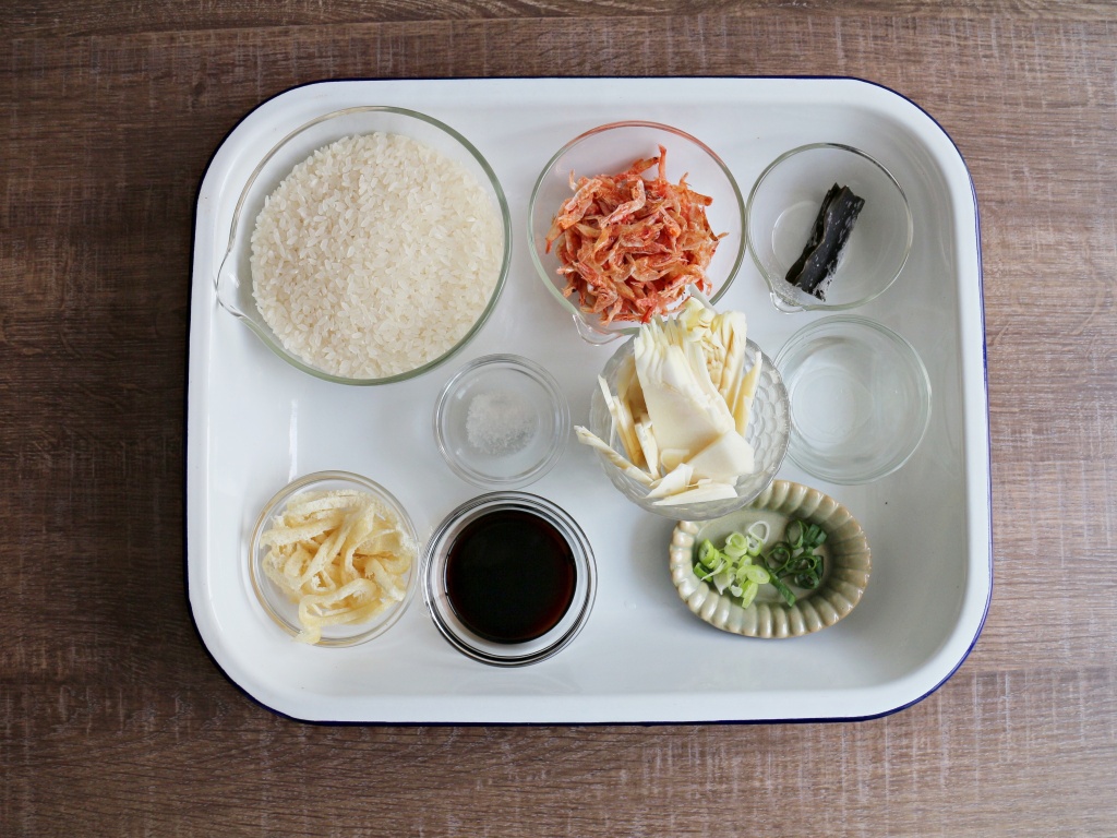 一張含有 食物, 桌, 盤, 坐 的圖片

自動產生的描述